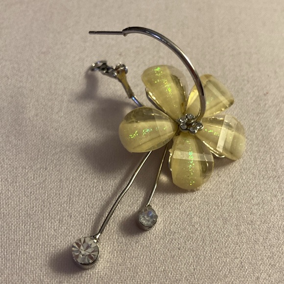 NWOT - Light Yellow Flower Silvertone Hoop Pierced Earrings & White Crystals - Picture 2 of 11